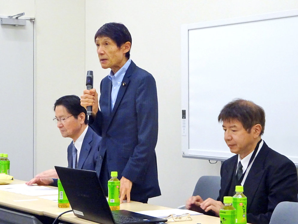 挨拶する古川会長（中央）