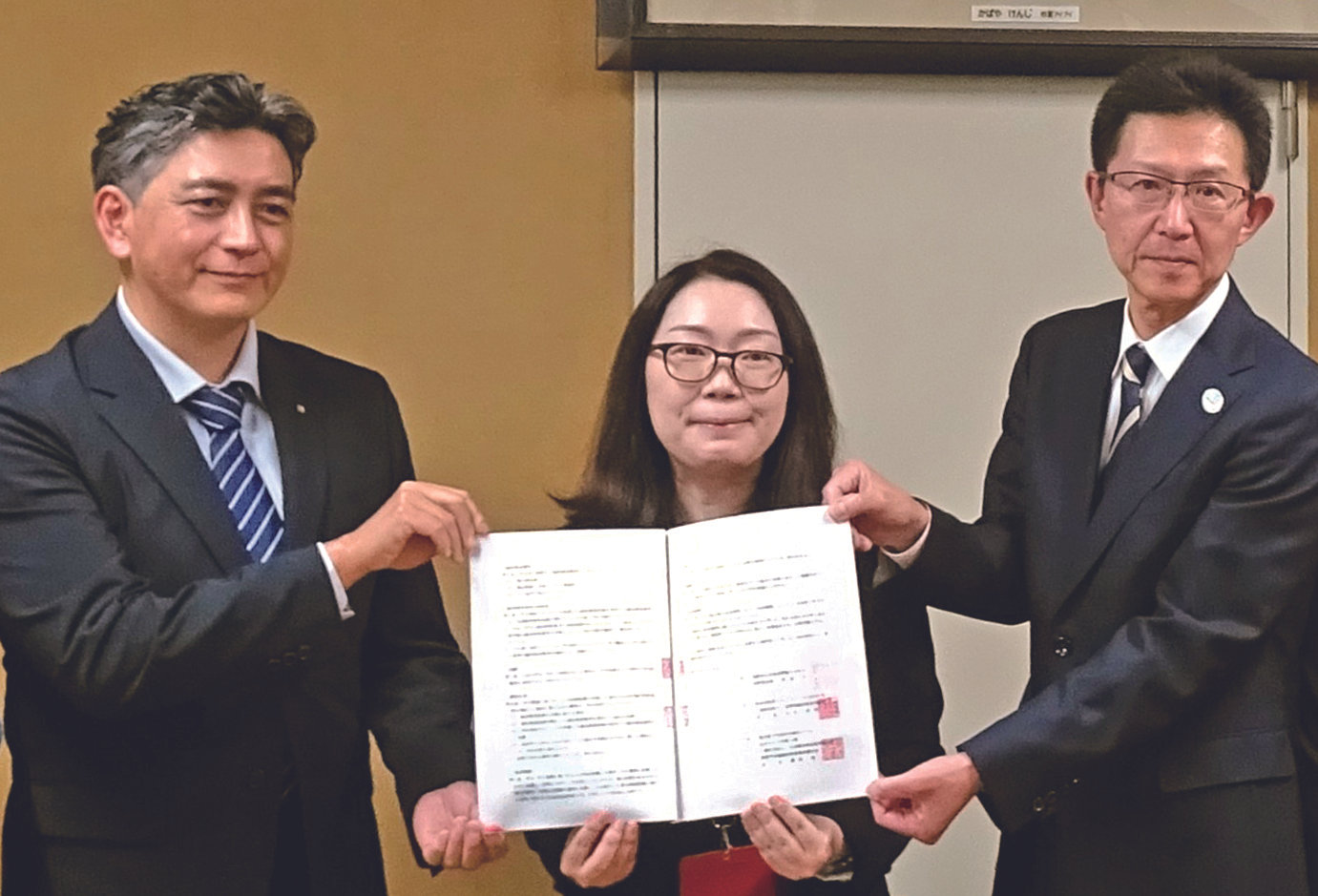 （左から）卸連合会の篠原会長、長野県の笹渕美香健康福祉部長、長臨技の中山会長