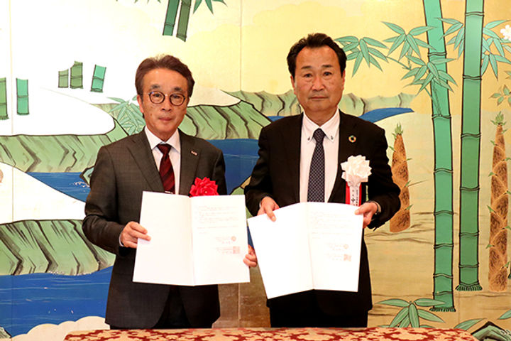 協定式に臨む日臨技の横地会長（左）と臨薬卸連の中村会長（右）