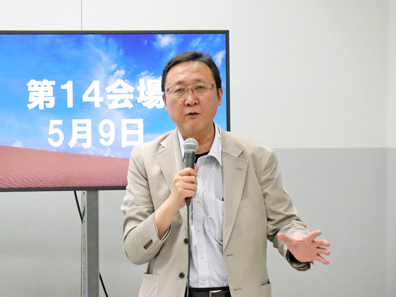 挨拶する神野新会長