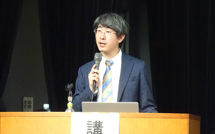 講演する神戸氏