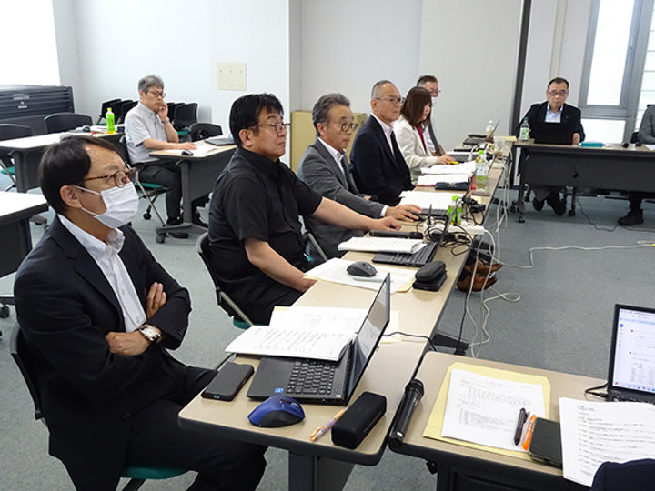 理事会に臨む日臨技執行部