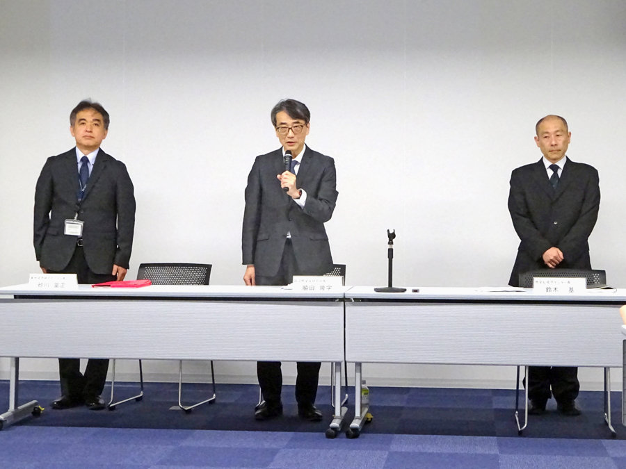 会見で謝罪する脇田所長（中央、当時）