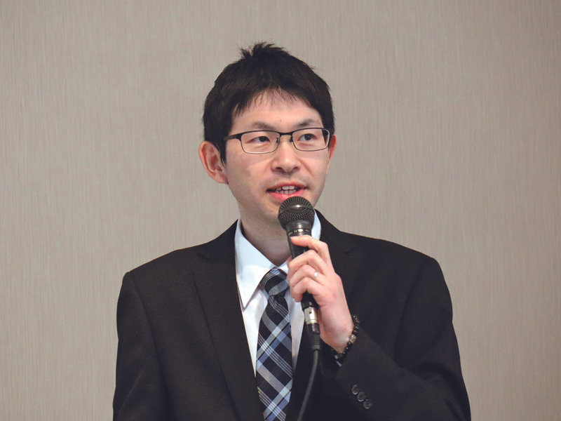講演する河月氏