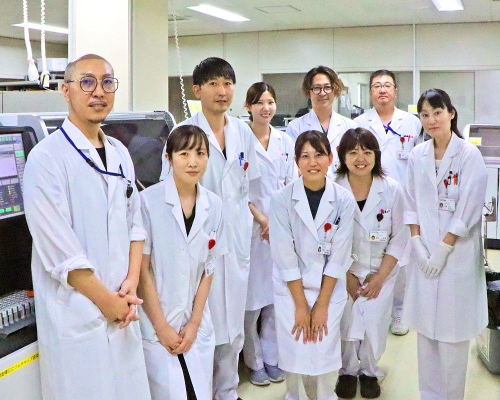 検査技術科の宇野技師長（後列右端）とスタッフの皆さん