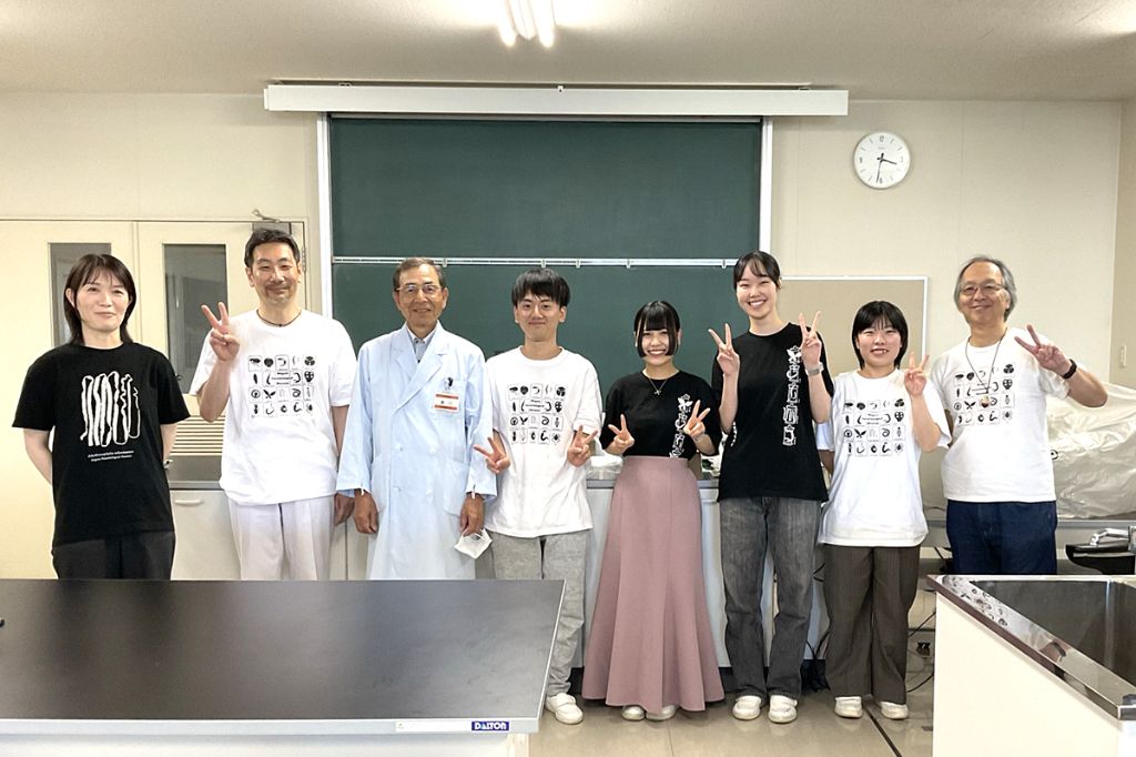 大学の実習で教官・学生と（Tシャツは目黒寄生虫館オリジナル）
