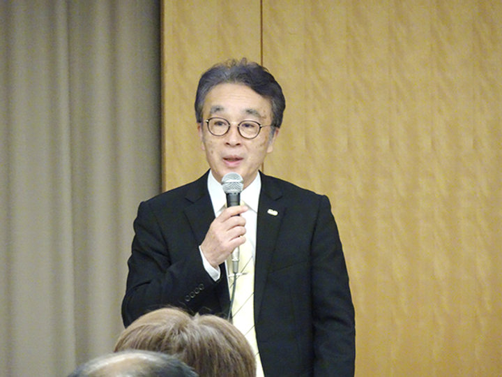 理事会で挨拶する横地会長