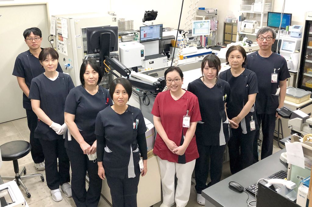 臨床検査科の皆さん（右端＝原氏、手前左＝細木氏）
