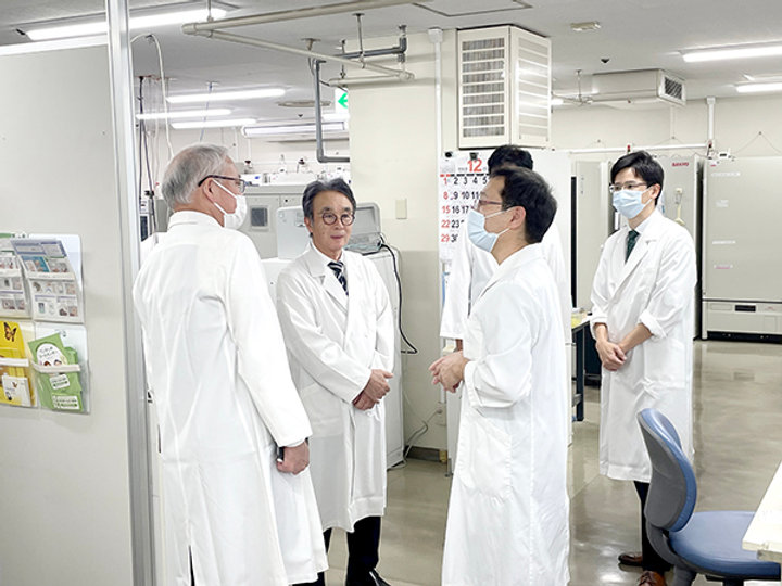 視察する横地会長（中央左）