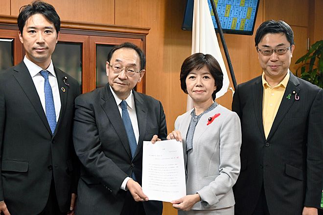 鰐淵副大臣（中央右）に要望書を提出した学会の調理事長（中央左）＝15日、厚労省