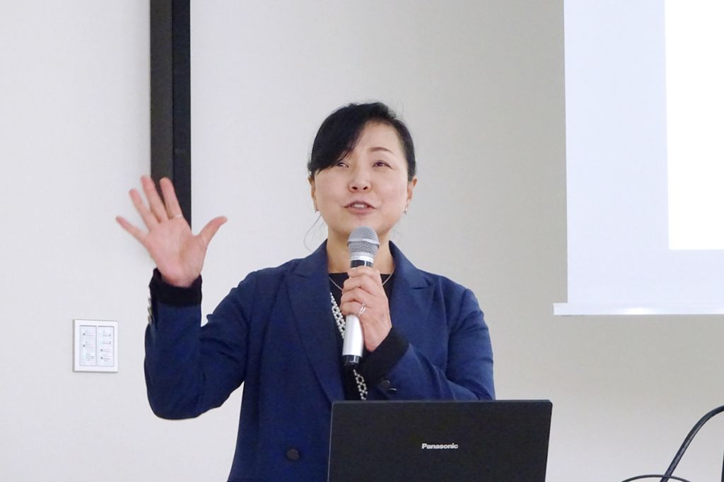 講演する堀田氏