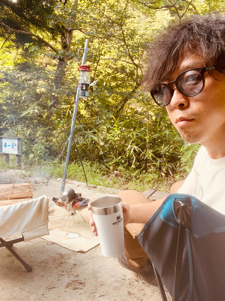 「仕事が大好き」と語る一方、 オフの日はキャンプでしっかり楽しむ