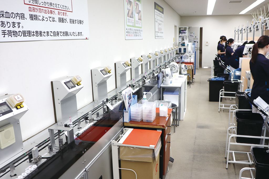 採血台の後ろに配置した検体取り込みライン（左側）