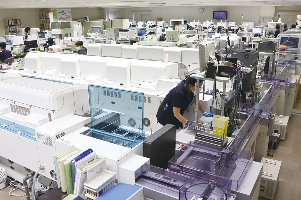 各種分析装置が搬送ラインにつながる