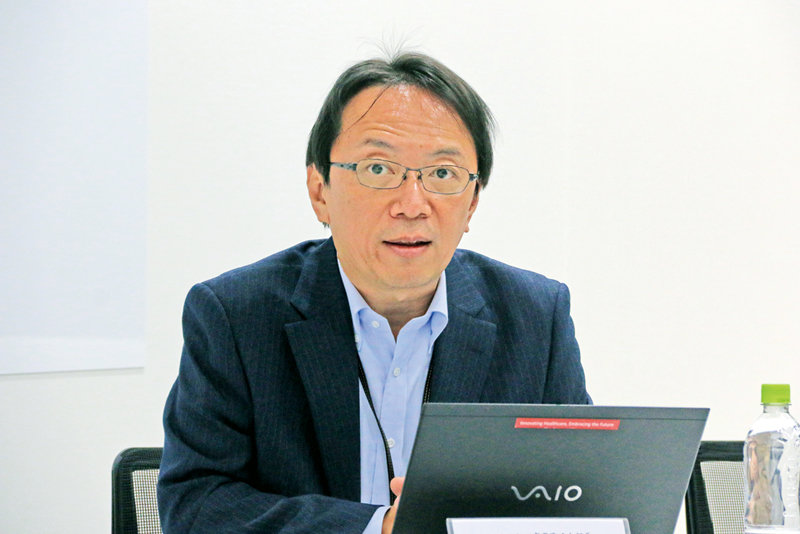 説明会で事業の状況を紹介した手島本部長