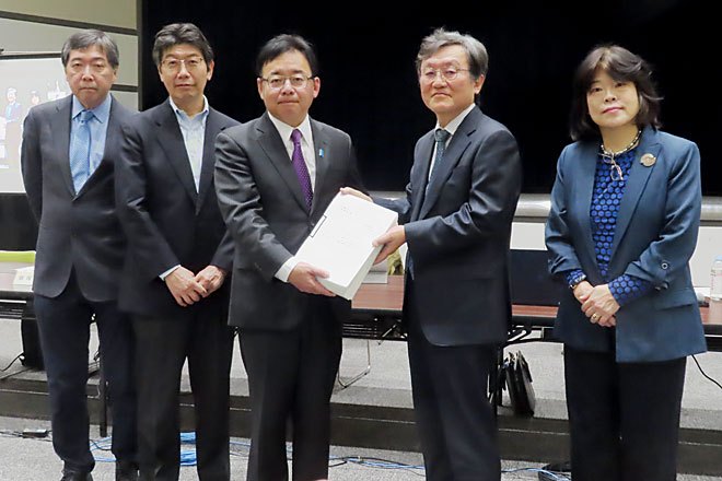 答申書を受け取る上野厚労相
