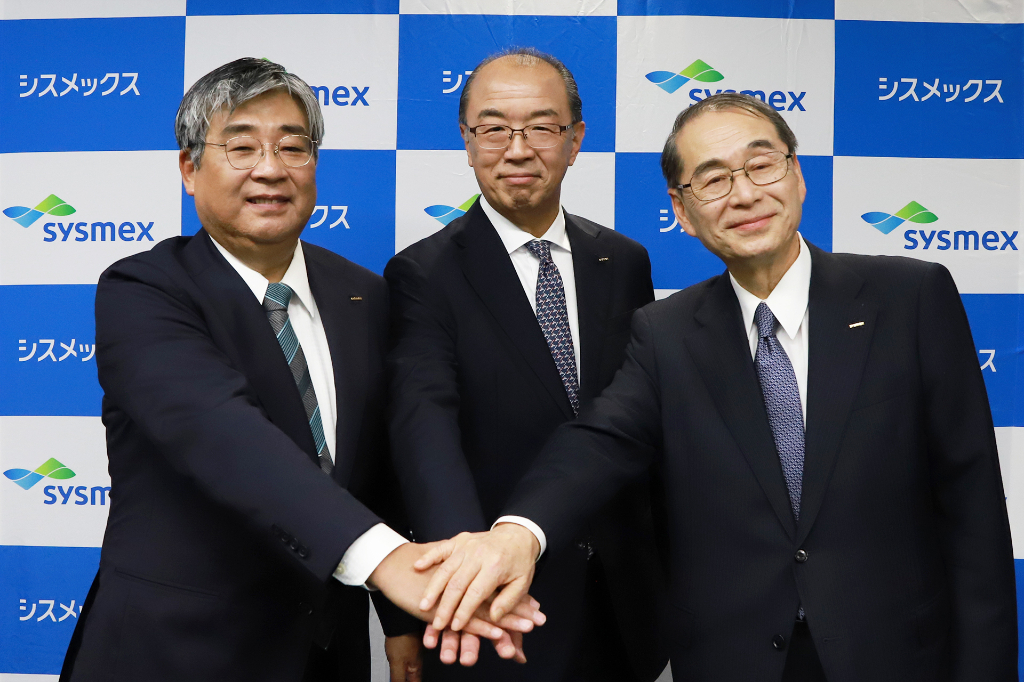 新社長に就任する松井氏（中央）ら