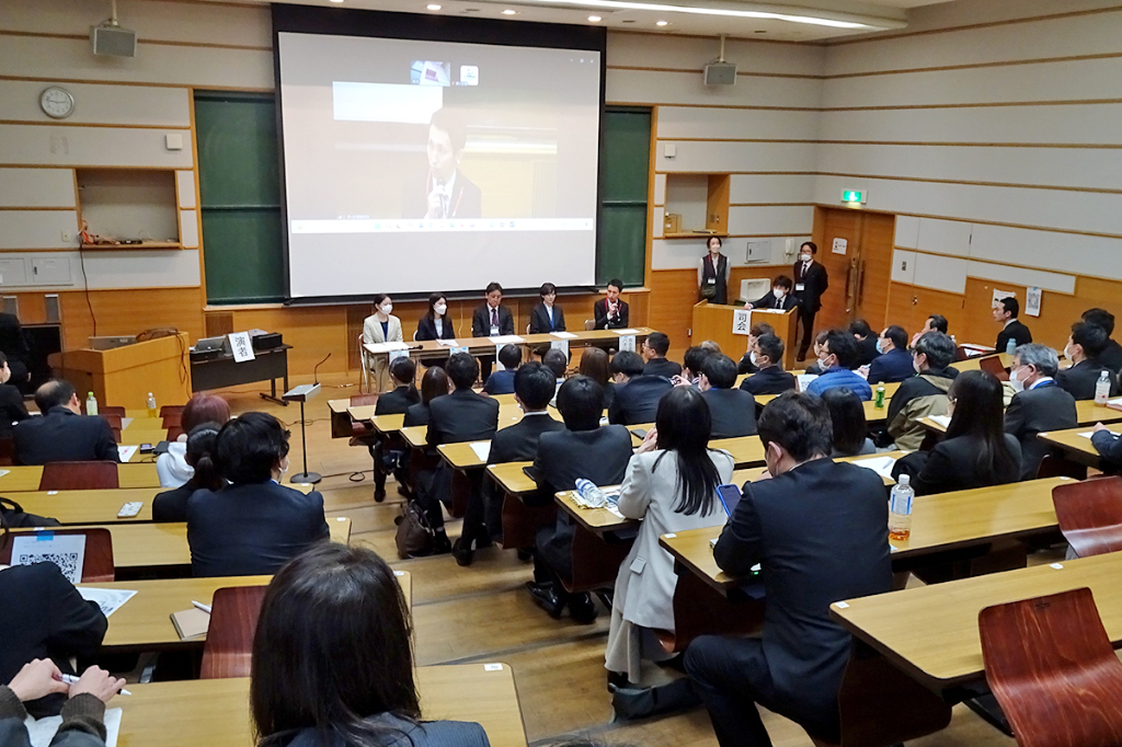学生らも参加したパネルディスカッション