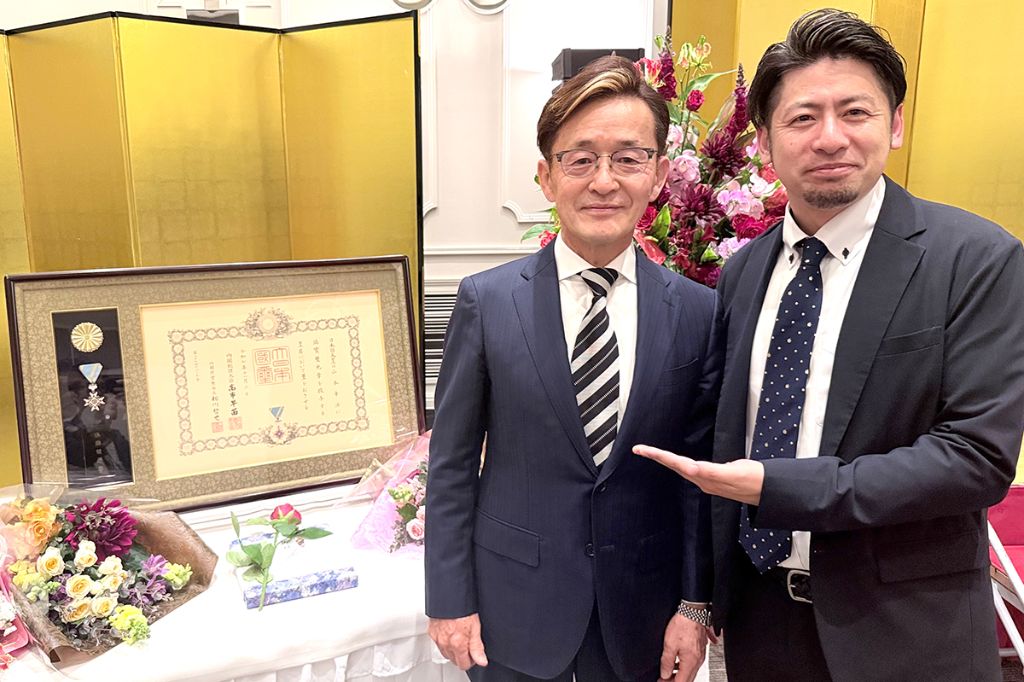 瑞宝双光章祝賀会にて医療人としての原点を築いてくださった山本幸治氏と。