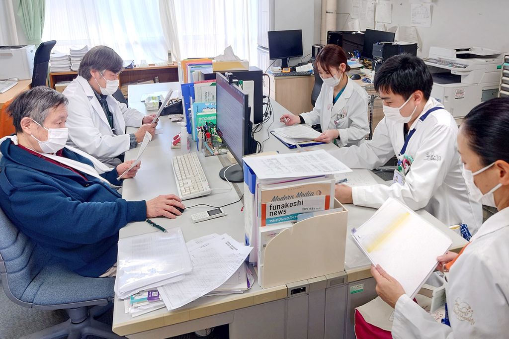 感染症チームの多職種カンファレンス（筆者は右奥）