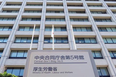 検査技師給与は2.4％減の30万7400円