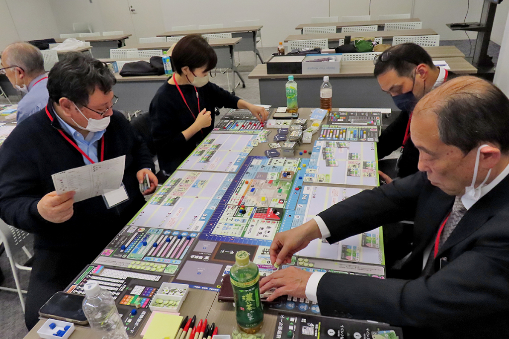 ボードゲームで病院づくりを仮想体験
