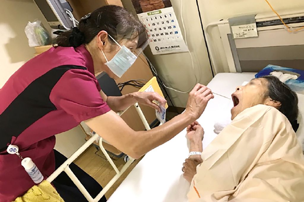 病棟での検査技師による検体採取