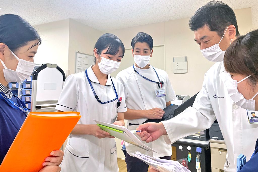 排尿ケアチームによる病棟ラウンド（筆者は左から2番目）
