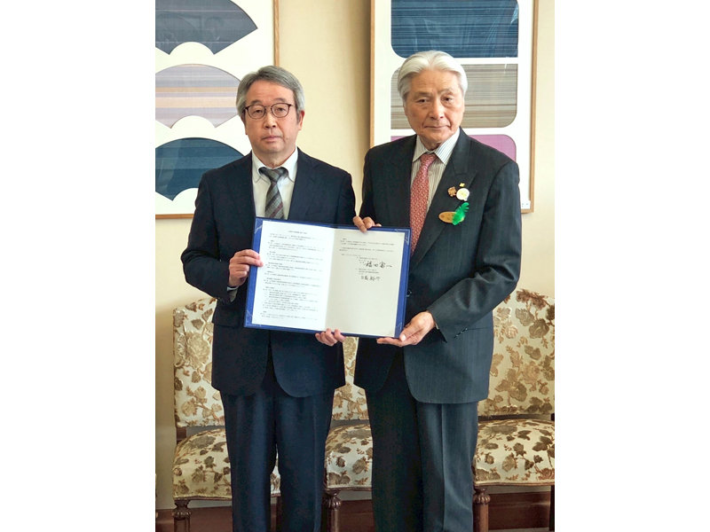 協定締結に望む栃臨技・日高会長（左）