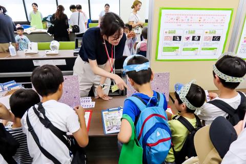 子どもたちが臨床検査を模擬体験