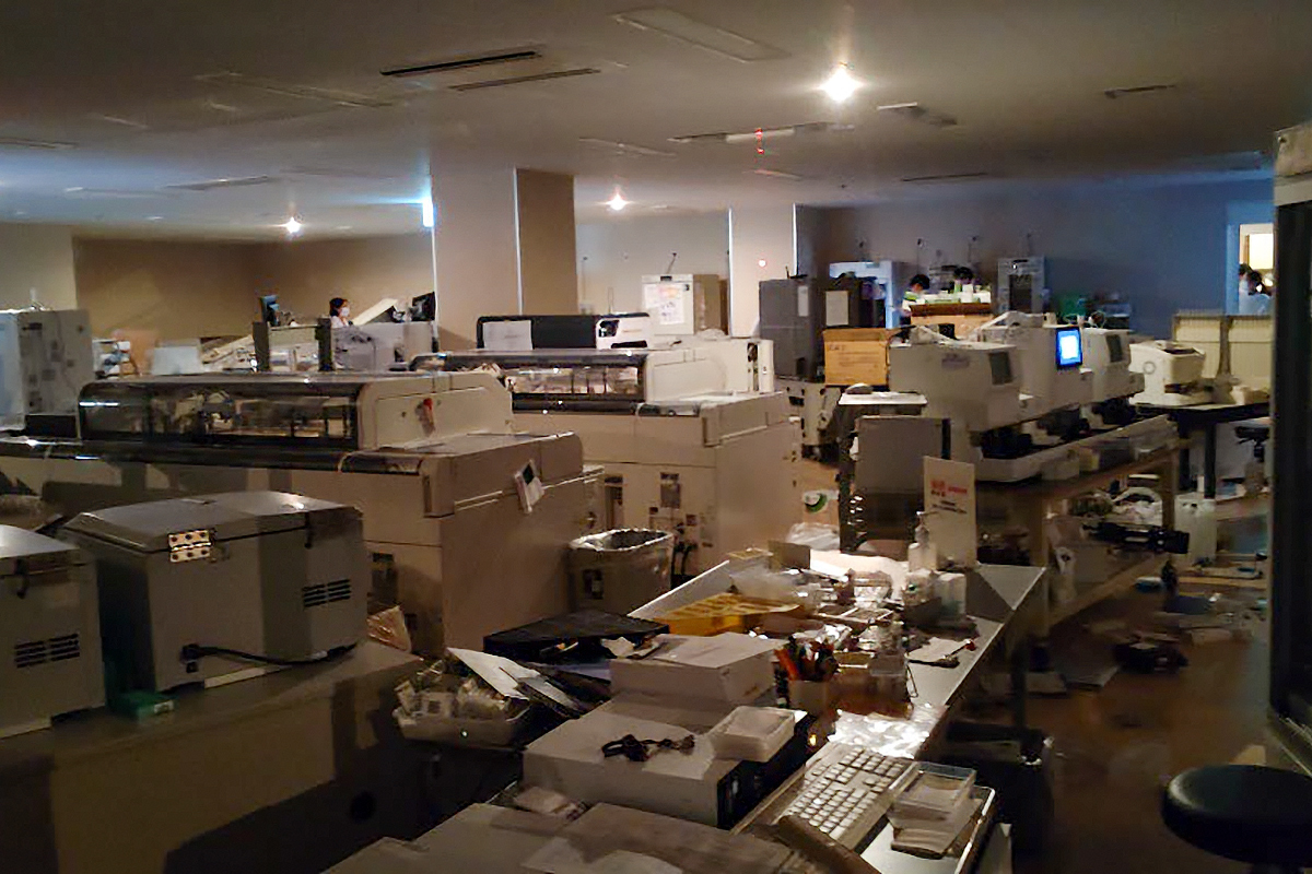 一部電灯が消えた検体検査室（熊本総合病院）