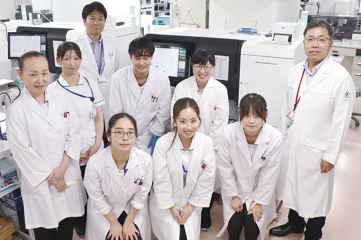臨床検査部の皆さん、右端が伊藤検査部長、左から3人目（奥）が星技師長、左から2人目（奥）が齊藤課長