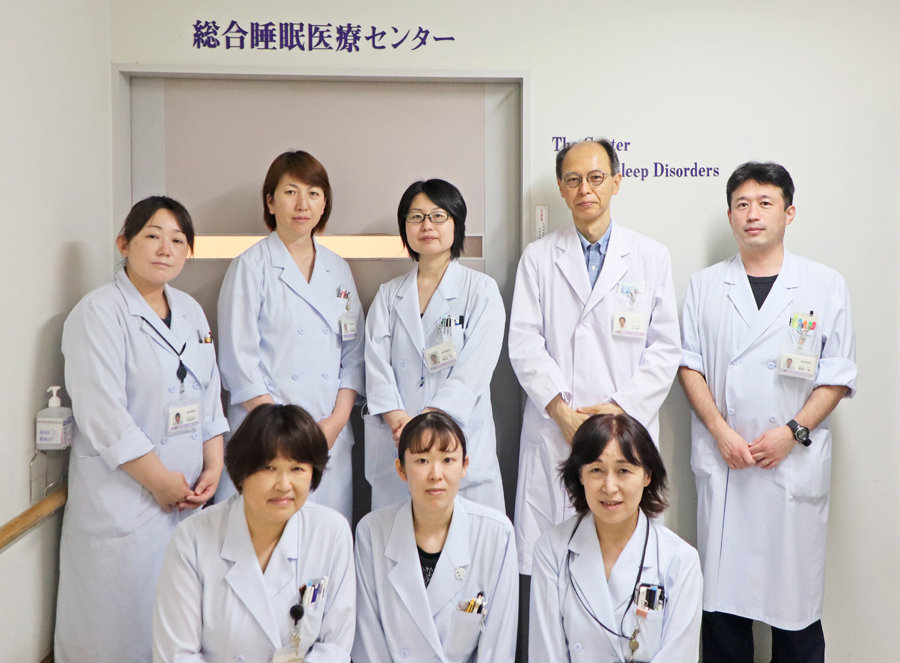金子医師（後列右から2人目）と検査技師の皆さん（黒﨑氏は前列右）