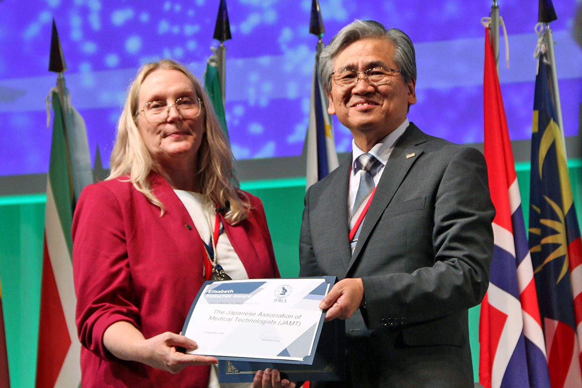 IFBLSのGabriella-Lillsunde-Larsson会長（左）と、日臨技の長沢光章会長