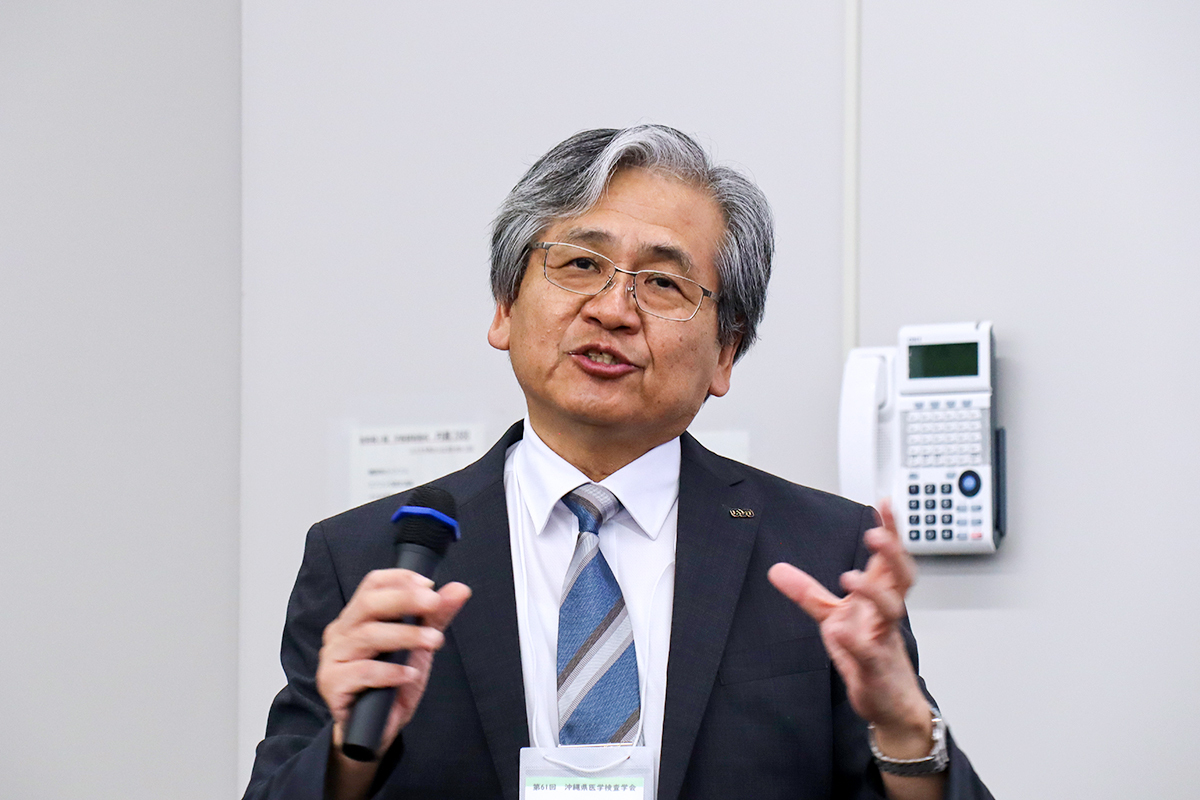 沖縄県医学検査学会で講演する長沢会長