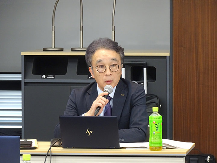 理事会で説明する横地会長
