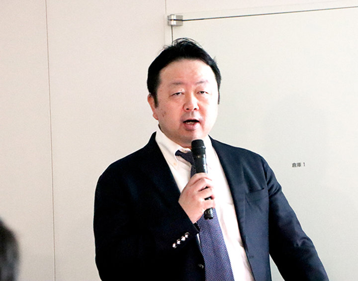 講演する横山氏