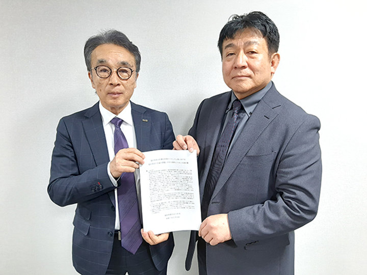 提言書を手渡す山寺委員長（右）