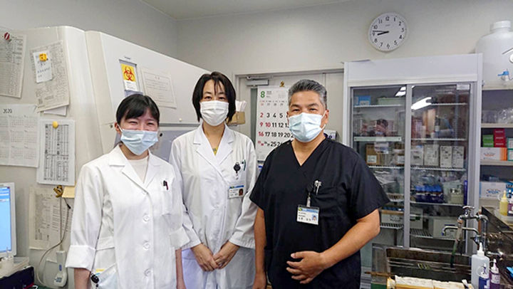 コロナ禍で支援に入った延岡病院検査室で（中央）