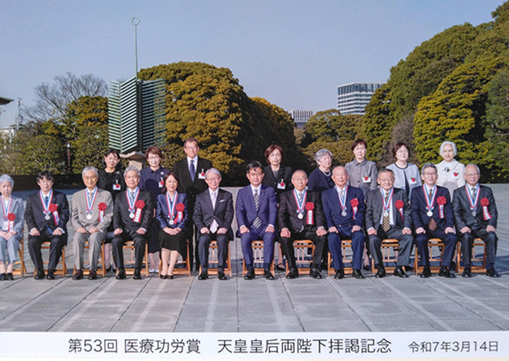 第53回医療功労賞を受賞（平瀬氏=前列右から2人目）