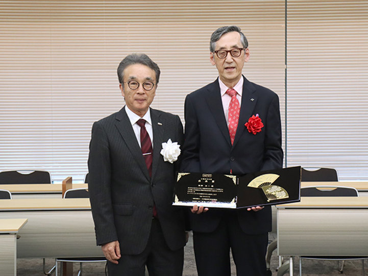 日臨技有功賞会長賞を受賞した油野氏（右）