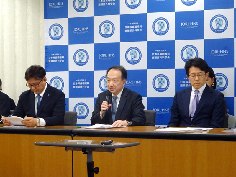 共同宣言を発表する大森氏（中央）